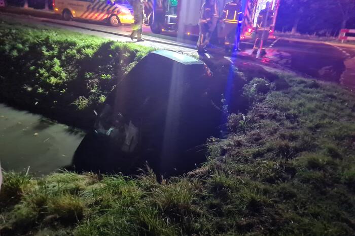 Auto raakt te water, inzittende gevlucht