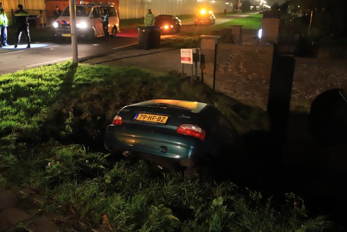 Auto raakt te water, inzittende gevlucht