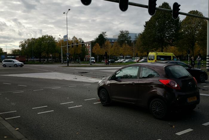 Flinke schade door botsing tussen twee voertuigen en vrachtwagen