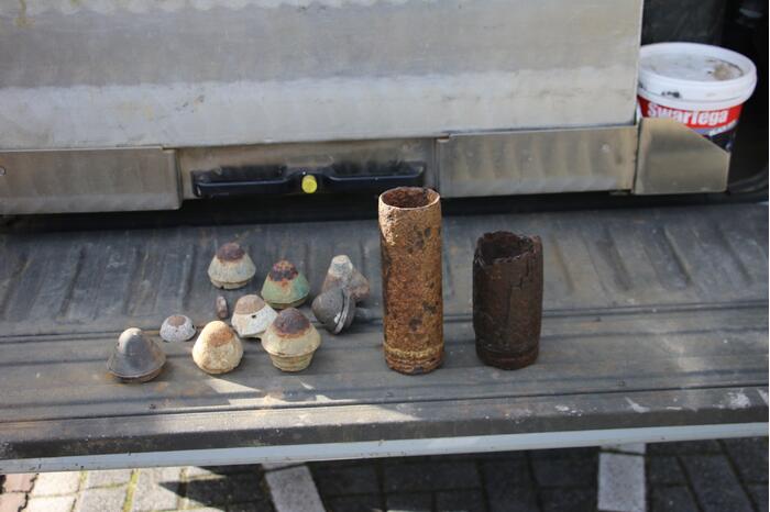 Explosieven Opruimingsdienst haalt granaten, ontsteker en een kogel uit schuur