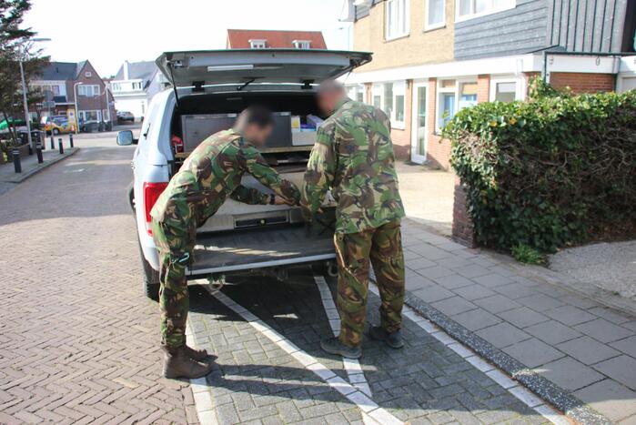 Explosieven Opruimingsdienst haalt granaten, ontsteker en een kogel uit schuur