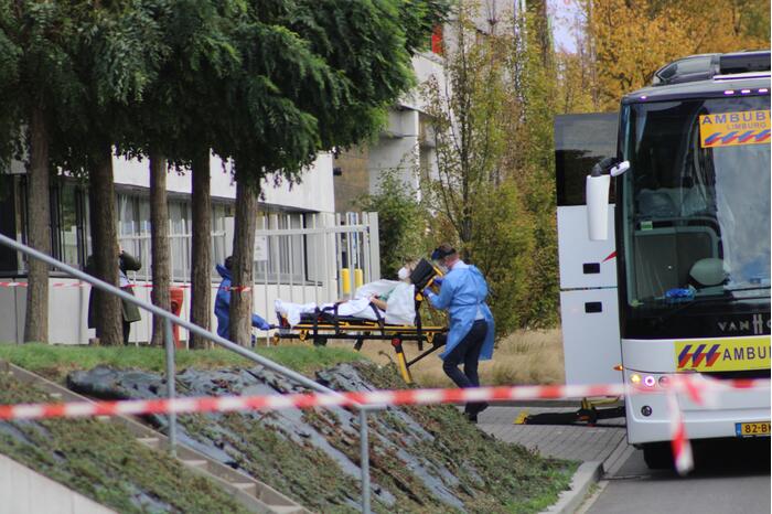 Zes coronapatiënt uit Rotterdam opgehaald met ambulancebus