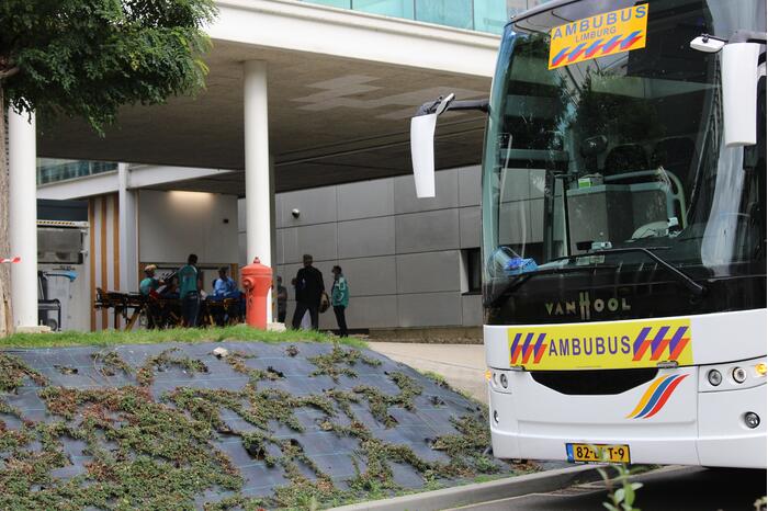 Zes coronapatiënt uit Rotterdam opgehaald met ambulancebus