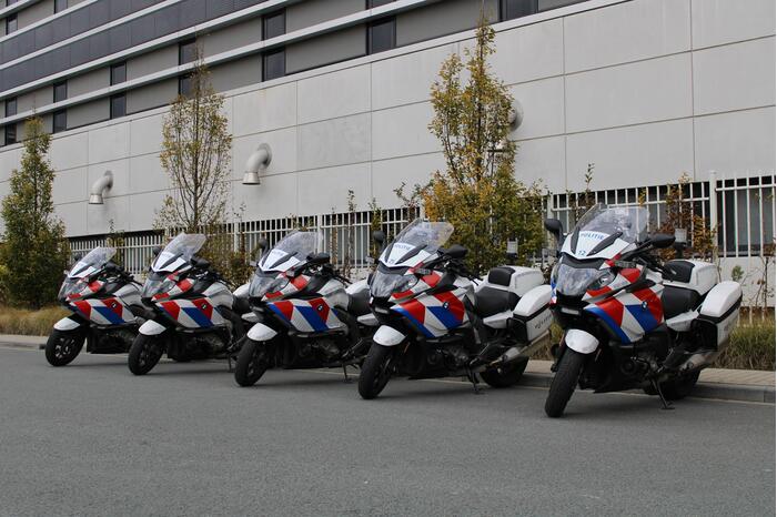 Zes coronapatiënt uit Rotterdam opgehaald met ambulancebus