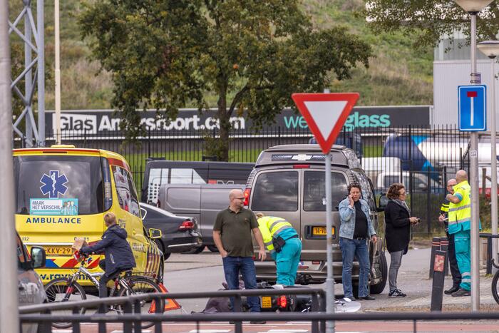 Brommerrijdster gewond na botsing met auto