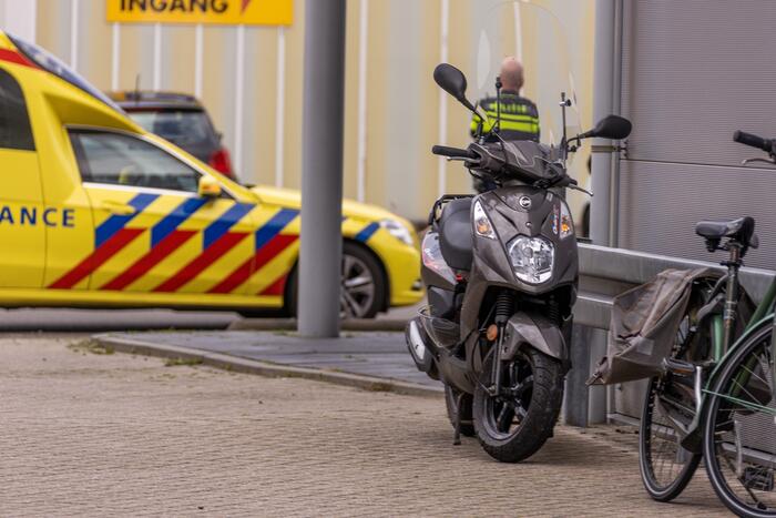 Brommerrijdster gewond na botsing met auto