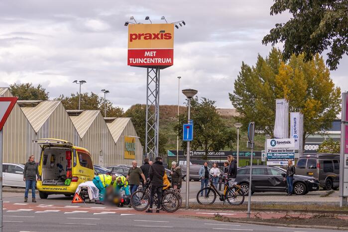 Brommerrijdster gewond na botsing met auto