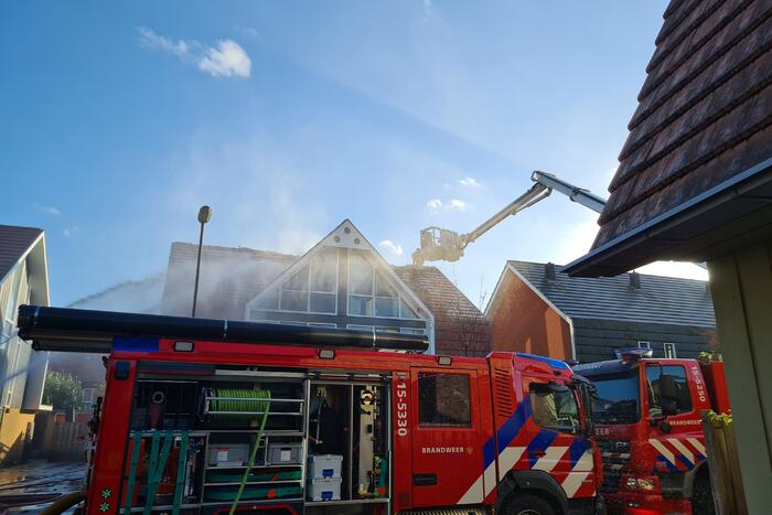 Grote brand in dak van woning
