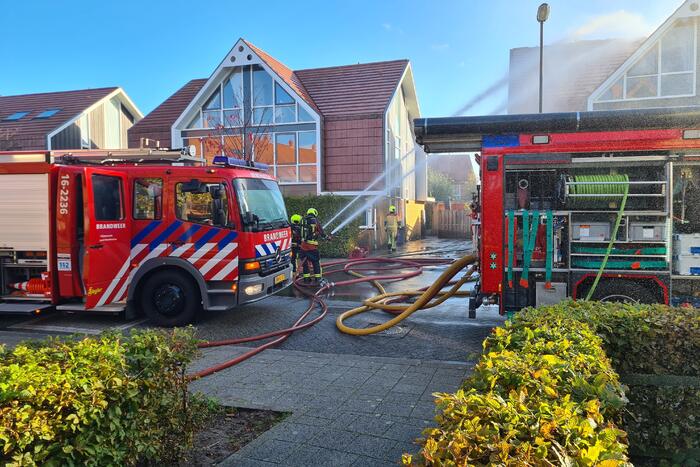 Grote brand in dak van woning
