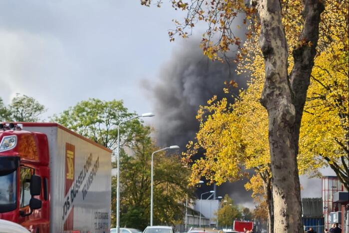 Dikke rookwolken boven industrieterrein bij brand in pand Sims Lifecycle Services