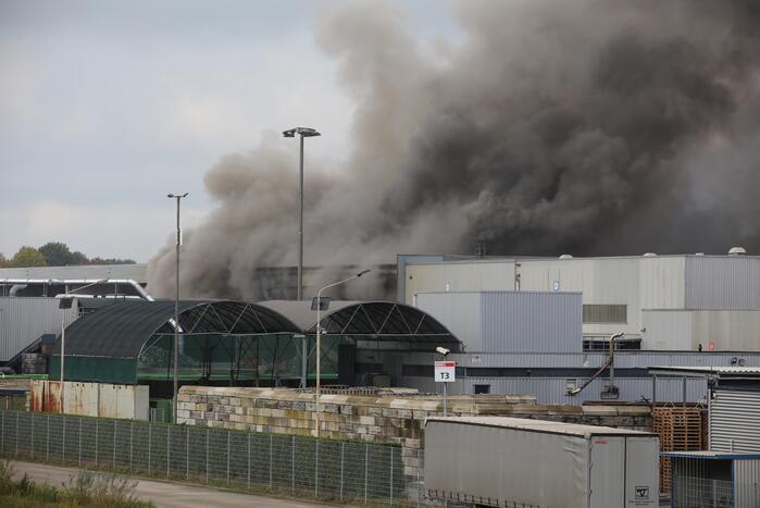 Dikke rookwolken boven industrieterrein bij brand in pand Sims Lifecycle Services