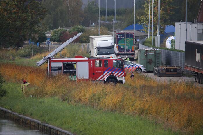 Dikke rookwolken boven industrieterrein bij brand in pand Sims Lifecycle Services