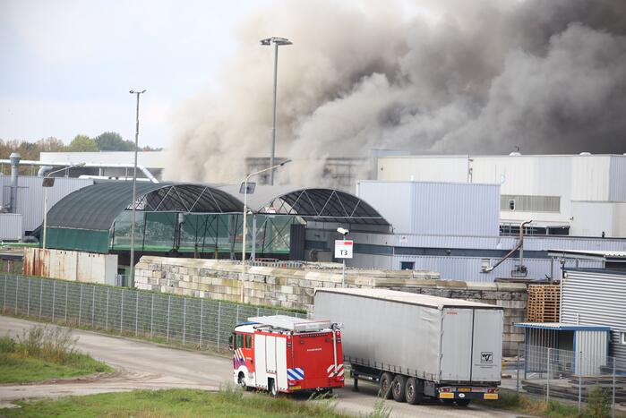 Dikke rookwolken boven industrieterrein bij brand in pand Sims Lifecycle Services