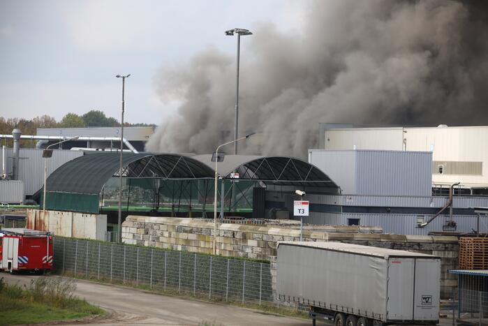 Dikke rookwolken boven industrieterrein bij brand in pand Sims Lifecycle Services