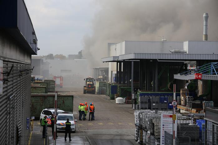 Dikke rookwolken boven industrieterrein bij brand in pand Sims Lifecycle Services