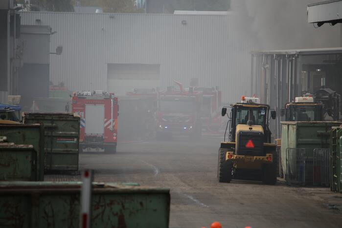 Dikke rookwolken boven industrieterrein bij brand in pand Sims Lifecycle Services