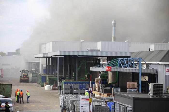 Dikke rookwolken boven industrieterrein bij brand in pand Sims Lifecycle Services