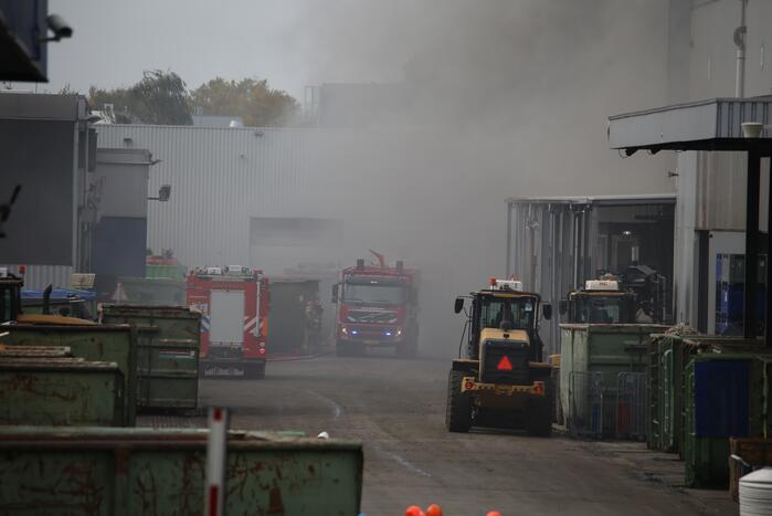Dikke rookwolken boven industrieterrein bij brand in pand Sims Lifecycle Services