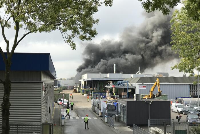 Dikke rookwolken boven industrieterrein bij brand in pand Sims Lifecycle Services
