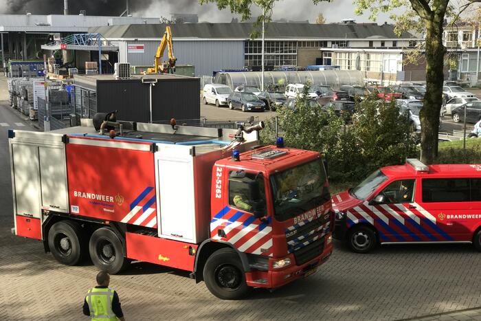 Dikke rookwolken boven industrieterrein bij brand in pand Sims Lifecycle Services