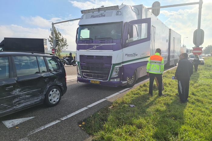 Botsing tussen personenauto en vrachtwagen