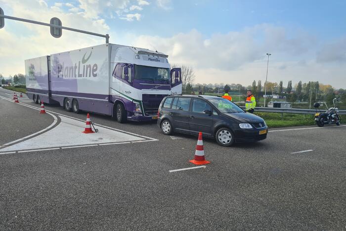 Botsing tussen personenauto en vrachtwagen