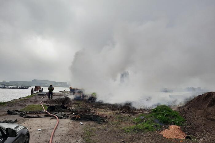 Brandweer blust brand in container