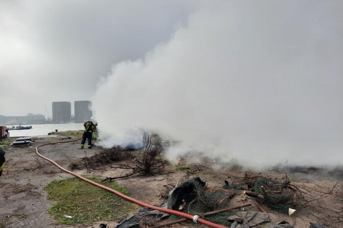 Brandweer blust brand in container