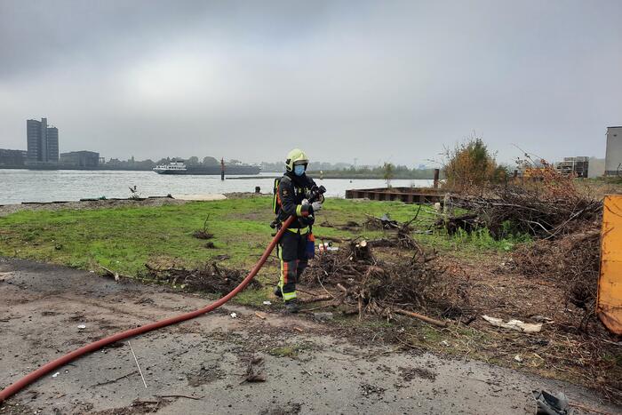 Brandweer blust brand in container