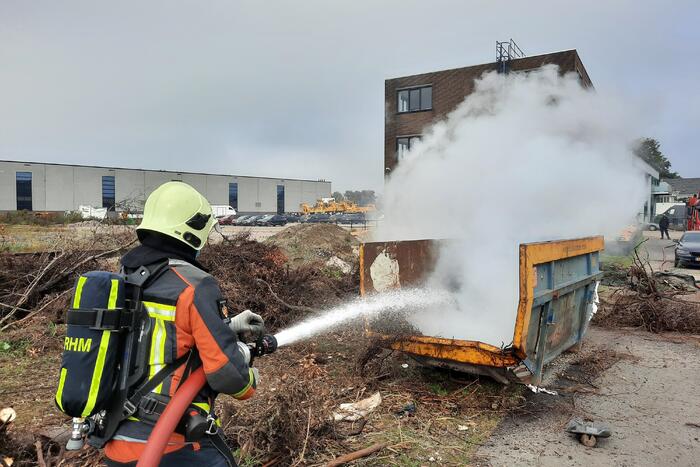 Brandweer blust brand in container