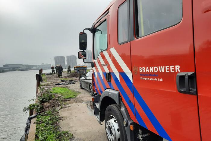 Brandweer blust brand in container