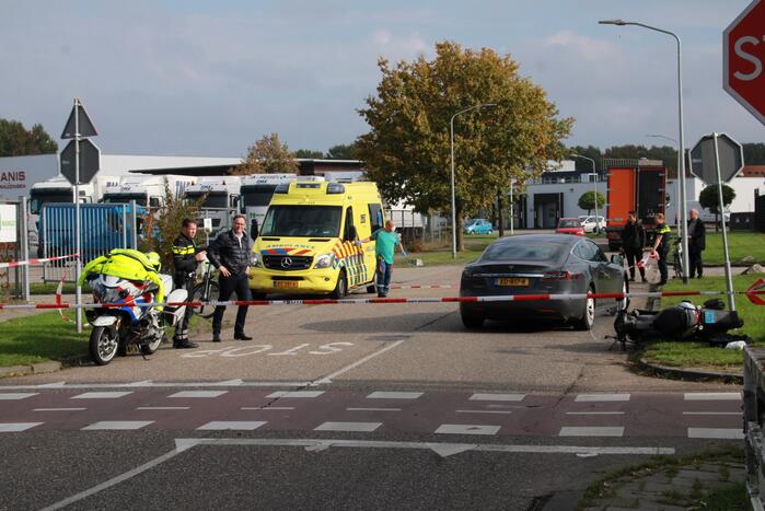 Tesla in botsing met scooter