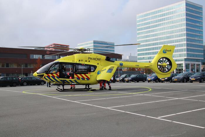 Traumahelikopter landt voor vervoer corona patiënten