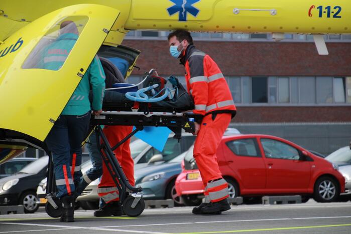 Traumahelikopter landt voor vervoer corona patiënten