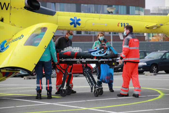 Traumahelikopter landt voor vervoer corona patiënten