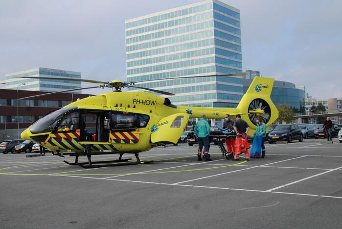 Traumahelikopter landt voor vervoer corona patiënten