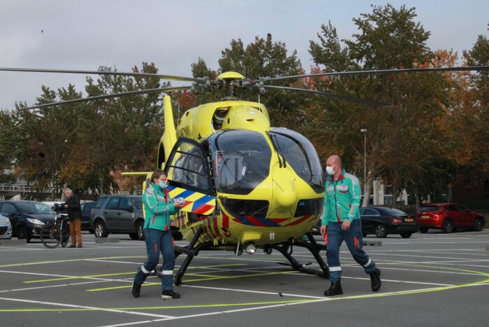Traumahelikopter landt voor vervoer corona patiënten