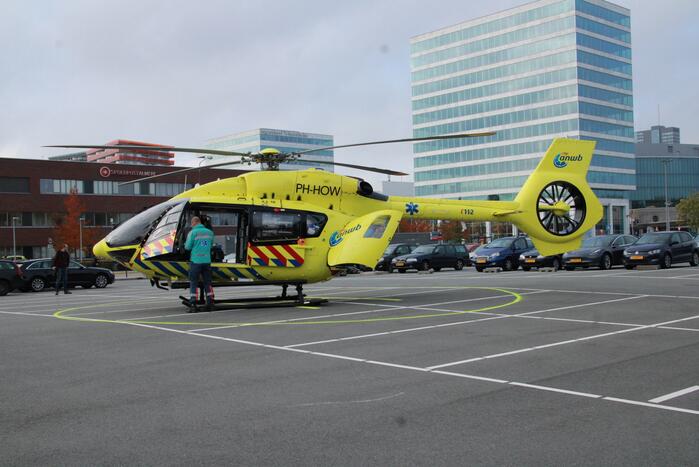 Traumahelikopter landt voor vervoer corona patiënten