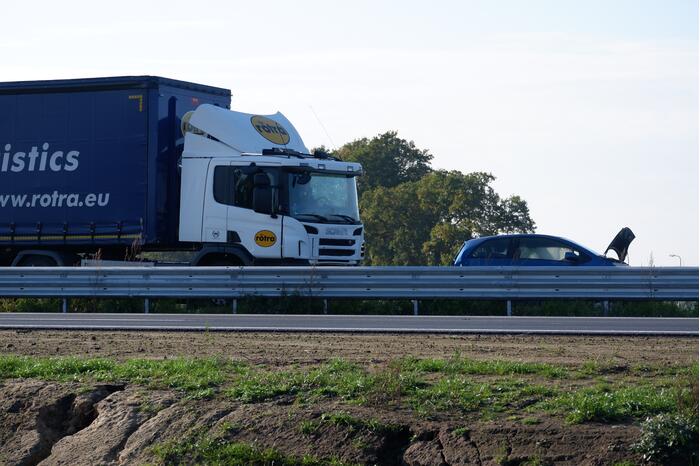 Vrachtwagen en auto botsen op snelweg