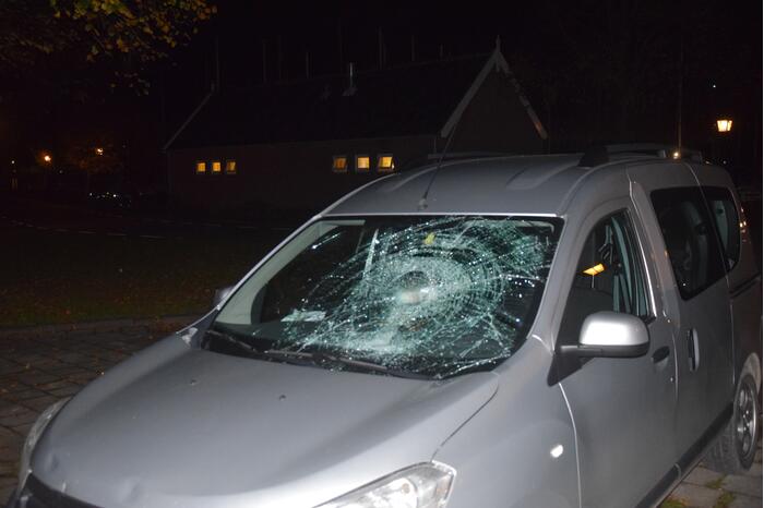 Jonge fietsster geschept door auto