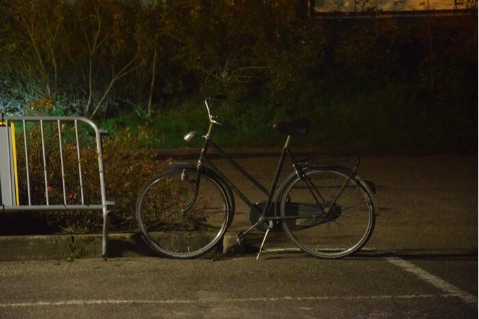 Jonge fietsster geschept door auto