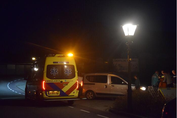 Jonge fietsster geschept door auto