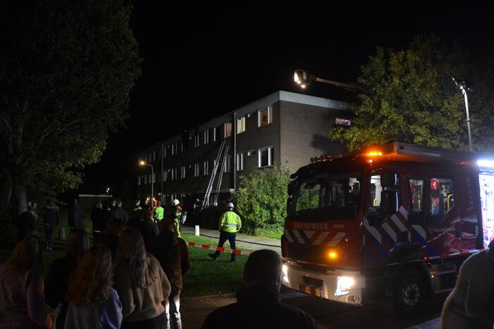 Grote uitslaande brand in portiekflat