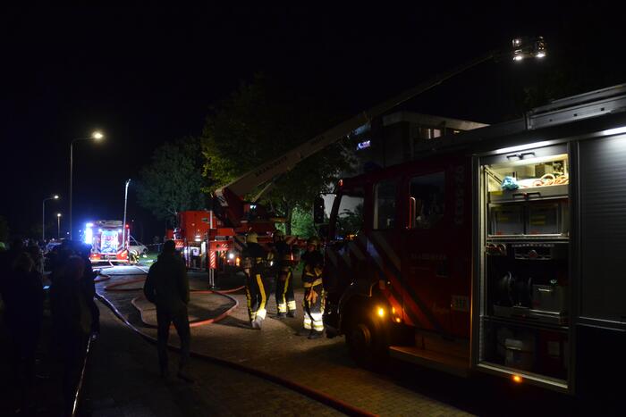 Grote uitslaande brand in portiekflat