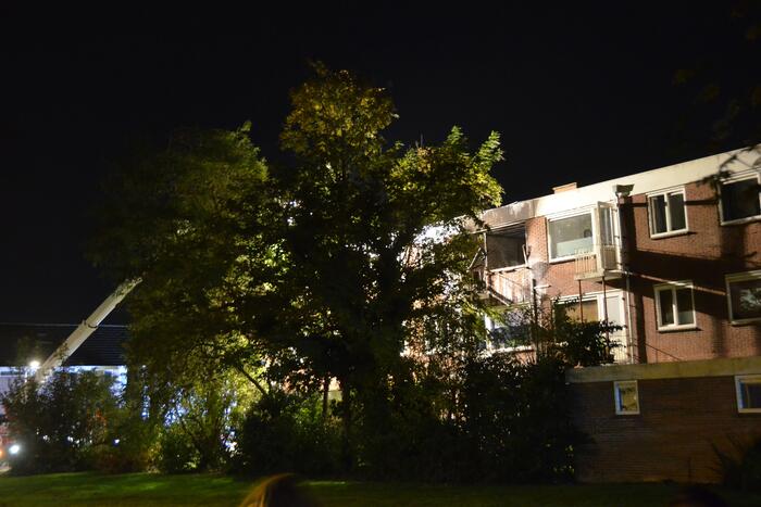 Grote uitslaande brand in portiekflat