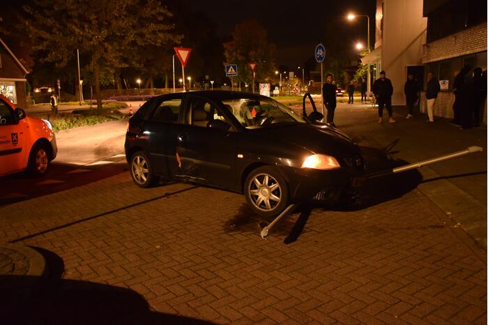 Bestuurder rijdt lantaarnpaal omver