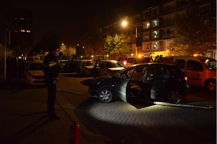 Bestuurder rijdt lantaarnpaal omver