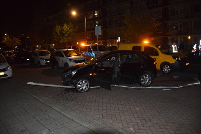 Bestuurder rijdt lantaarnpaal omver