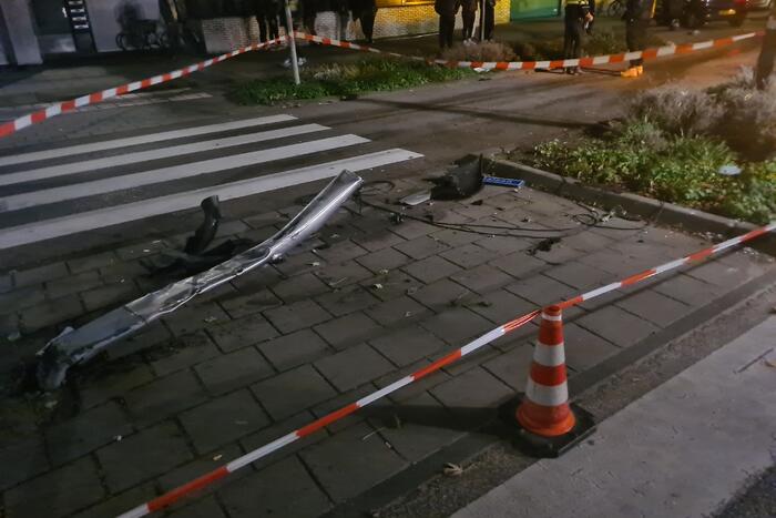 Bestuurder rijdt lantaarnpaal omver