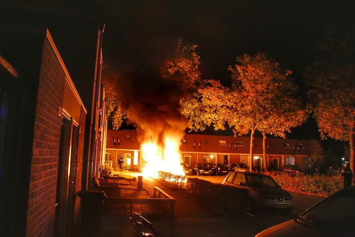 Metershoge Vlammen bij brand in geparkeerde auto